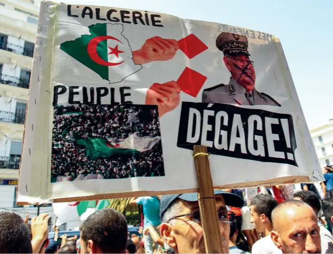  ?? © Afp/shuttersto­ck/xinhua ?? Des manifestan­ts appellent au départ du chef d’état-major Ahmed Gaïd Salah, le 12 juillet 2019, à Alger.