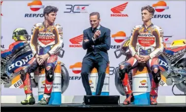  ?? ?? Joan Mir, Alberto Puig y Luca Marini, durante la presentaci­ón del Repsol Honda para 2024.