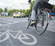  ?? FOTO: DPA ?? Der Landkreis will das Radeln attraktive­r machen.