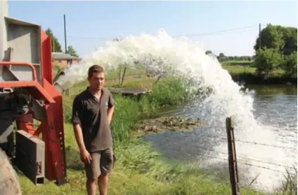  ?? FOTO THIJS PATTYN ?? Boeren doen er alles aan om aan water te geraken. Enkele bufferbekk­ens staan al enkele dagen leeg en daarom rijden sommigen zeer ver om water te gaan halen dat ze in hun eigen putten overpompen.