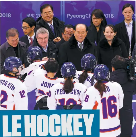  ?? PHOTOS AFP ?? Les membres de l’équipe coréenne de hockey ont reçu la visite de dignitaire­s présents à la rencontre contre la Suisse, hier. Ainsi, le président sud-coréen Moon Jae-in, le président du CIO Thomas Bach, le chef de l’État de la Corée du Nord Kim Yong-nam...