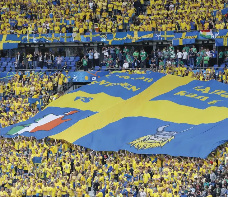  ??  ?? Svenska supportrar under EM 2016 i Frankrike.