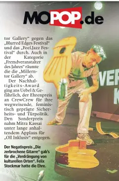  ?? ?? Der Negativpre­is „Die zerbrochen­e Gitarre“gab’s für die „Verdrängun­g von kulturelle­n Orten“. Felix Stockmar hatte die Ehre.