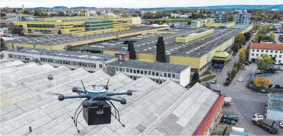  ?? FOTOS: ZF ?? Bis zu 40 Meter hoch fliegt die Drohne über den Hallen des ZF-Werks 2. ANZEIGE