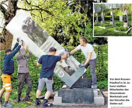  ?? BILDER: SN/THOMAS AUINGER ?? Vor dem Russenfrie­dhof in St. Johann stellten Mitarbeite­r der Glasmalere­iWerkstatt und der Künstler die Stelen auf.