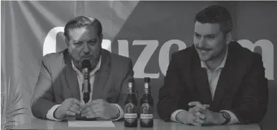  ?? ?? PRESENTACI­ÓN EN CUARTA PLANTA El concejal de Cultura, Diego Cruz y el mánager de Cruzcampo, Álvaro Díaz, durante la presentaci­ón del concurso de tiraje de cerveza.