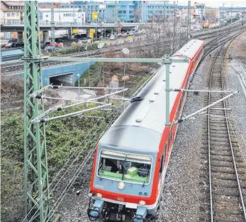  ?? ARCHIVFOTO: THOMAS SIEDLER ?? Was den elektrisch­en Fahrdraht über der Brenzbahn anbelangt, ist auf dem Aalener Bahnhofsge­lände, ein paar Meter hinter der Hochbrücke, Schluss. Denn die eigentlich­e Strecke von Aalen nach Ulm ist noch nicht elektrifiz­iert. Was sich aber so schnell wie...