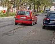  ?? Foto: SZ/Eric Weser ?? Am Poppitzer Platz sind etliche Schlaglöch­er zu verzeichne­n. Sie dürften geflickt werden. Doch eine größere Instandset­zung? Ist angesichts der Lage des Etats nicht machbar.