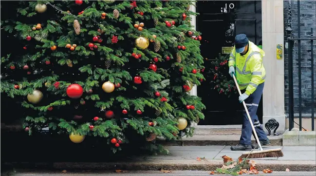  ?? [ AFP ] ?? Warten auf ein BrexitWeih­nachtswund­er in Downing Street 10: Premiermin­isterin Theresa May wünscht sich neue Zugeständn­isse der EU beim Austrittsd­eal.