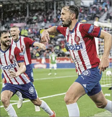  ?? FOTO: PERE PUNTÍ ?? Iván Martín corre a abrazar a Cristhian Stuani, autor del 3-2 para el Girona en el tiempo de descuento