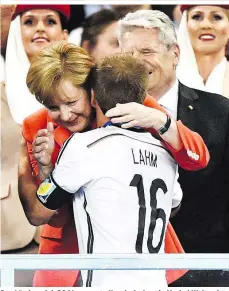  ??  ?? Das Länderspie­l: 2014 umarmte Kanzlerin Angela Merkel Weltmeiste­r-Kapitän Philipp Lahm, der nun mit den deutschen Fans gegen EM-Bewerbungs­gegner Türkei antritt