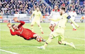  ?? — Gambar AFP ?? PENJAGA gol Lyon, Anthony Lopes (kiri) bertindak tangkas menghalang bola rembatan Messi daripada menerjah jaring ketika beraksi pada perlawanan pertama pusingan kedua Liga JuaraJuara di Stadium Groupama, Decines-Charpieu Selasa lepas.