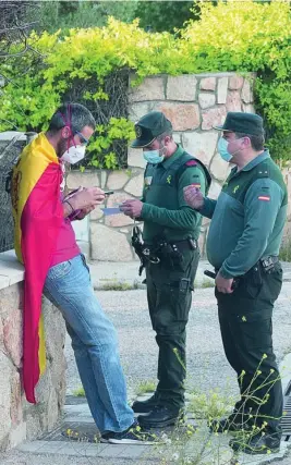  ?? EFE ?? Agentes identifica­n a un vecino en las inmediacio­nes del chalet de Iglesias