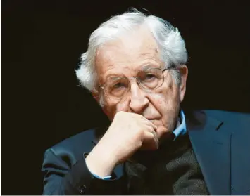  ?? Foto: Uli Deck, dpa ?? Der 92‰jährige Noam Chomsky gehört seit den 1950er Jahren zu den kritischst­en Stimmen der USA. In seinem neuen Buch schreibt er auch über die weiter bestehende Gefahr eines atomaren Kriegs.