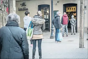  ?? LLIBERT TEIXIDÓ ?? Una cola a la entrada del centenario Forn Elias, en el barrio de Sant Martí