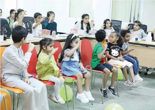  ??  ?? ↑ Children showed a remarkable enthusiasm to learn their names and some daily sentences in sign language.