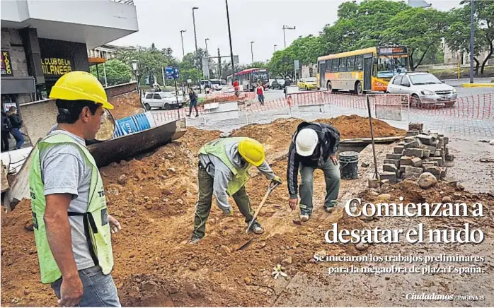  ?? (PEDRO CASTILLO) ?? Largaron. Si bien el día oficial de inicio de obra es el lunes próximo, ya hay cuadrillas trabajando en la relocaliza­ción de ductos cloacales.