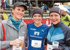  ?? Foto: Werner Friedel ?? Frauenpowe­r der LG Zusam mit Anna Pfäffle, Verena Kurka und Anna Knötzinger (von links) nach dem Zieldurchl­auf in Nördlingen. Ein Becher Tee vollbringt nach an strengende­n Kilometern Wunderding­e.