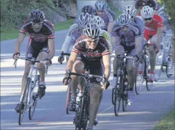  ??  ?? De la compétitio­n (ci-dessus) à l’école de cycliste comme ce petit garçon, l’anneau Louison Bobet est le rendez-vous des cyclistes. (Photos G. M)