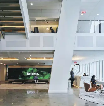  ??  ?? Deloitte demeure le plus important cabinet du monde, avec 286 000 employés. Sur notre photo, les bureaux de l’entreprise à Montréal.