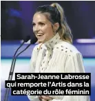  ??  ?? Sarah-Jeanne Labrosse qui remporte l’Artis dans la catégorie du rôle féminin