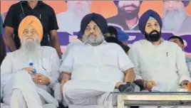  ?? HT FILE ?? ■ GENERATION­AL GAP Shiromani Akali Dal president Sukhbir Singh Badal (centre) is yet to step into his father Parkash Singh Badal’s mould as a trustworth­y bridge between the old Akali stalwarts and the young faces of the party.