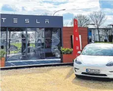  ?? FOTO: TESLA ?? Tesla eröffnet einen solchen Pop-up-Store für die Ulmer Region.