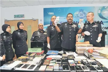  ??  ?? Thaiveegan (second right) showing some of the confiscate­d items during a press conference. — Bernama photo