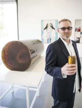  ?? FOTO DIRK KERSTENS ?? De Amerikaans­e kunstenaar Mike Bouchet naast zijn opmerkelij­ke werk: een gelatinest­aaf van 670 kilogram.