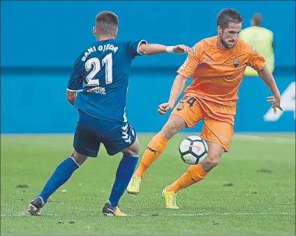  ??  ?? El rojinegro Jorge Miramón Intenta eludir el marcaje de Danio Ojeda en el choque que midió al Reus Deportiu ante el Lorca FOTO: LOF