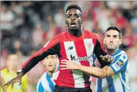  ?? FOTO: JUAN ECHEVERRIA ?? Iñaki Williams pelea la posición con Joseba Zaldua en el último derbi