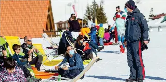  ?? (C. Guaitoli) ?? In montagna Un carabinier­e controlla alcuni sciatori in pausa pranzo a Campo Felice in Abruzzo