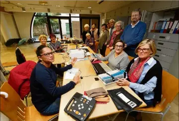  ?? (Photos Dominique Leriche) ?? L’équipe de la Bibliothèq­ue sonore (ici presque au complet) tient une permanence chaque mardi matin à la médiathèqu­e de Sanary. Actuelleme­nt, grâce aux Donneurs de voix,  personnes de Sud Sainte-Baume, mais aussi de Six-Fours, ont accès à de très nombreux ouvrages et revues.