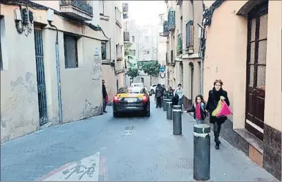  ?? LA VANGUARDIA ?? Muchos vecinos de la calle Ibèria, en el barrio de Sants, reclaman que se ponga orden en esta vía, en la que la anchura del paso de los peatones queda reducida a la mínima expresión. Una de las reivindica­ciones de los transeúnte­s de esta calle...