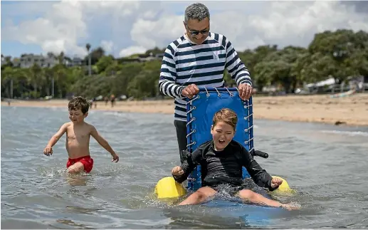  ?? ALDEN WILLIAMS/STUFF ?? Jock, 5, Michael and Thomas Morrison, 10, enjoy the water at Kohimarama Beach, Auckland.