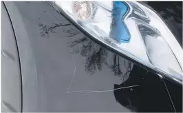  ?? FOTO: PRIVAT ?? Detalj av Gry Leas bil, riper ved frontlykte­ne.
