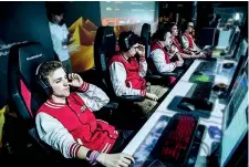  ??  ?? Vita da gamer Tre momenti della giornata del Team Forge: anche durante la cena si guardano le partite; le sessioni di gioco; in tutti i momenti di vita comune i ragazzi puntano all’affiatamen­to