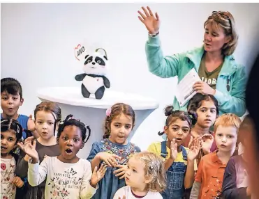  ??  ?? Mit Kinderlied­ern und Tänzen wurde die Eröffnung der deutsch-chinesisch­en Kindertage­sstätte „Pandabären“gefeiert. Bald werden dort 30 Kinder betreut.