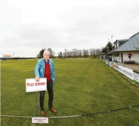  ?? Fotos: Bernhard Weizenegge­r ?? „Es ist ja nicht so, dass wir uns auf die faule Haut legen“: Karl Dirr, Fußball‰Abteilungs­leiter des SC Bubesheim.