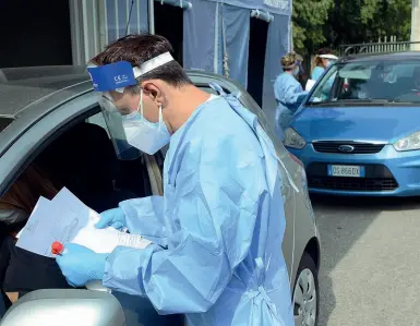  ?? (foto Maule) ?? Screening
La campagna per la vaccinazio­ne anti-influenzal­e lanciata dall’Ordine dei medici di Milano
(foto in alto).
I tamponi «drive through»
(a sinistra) all’ospedale San Carlo