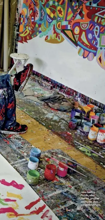  ??  ?? John Andrew Perello, alias JonOne, graffeur américain, dans son atelier à Paris.