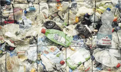  ??  ?? La eliminació­n de los tintes es uno de los problemas a la hora de reutilizar los plásticos.