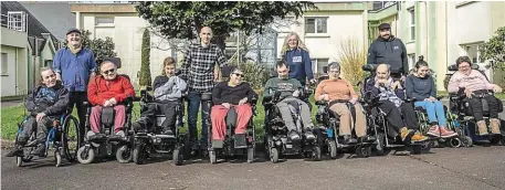  ?? | PHOTO : CAMILLE FABRO ?? Âgés de 25 à 50 ans, les membres du groupe de rock Vautour football-club se sont réunis après un atelier compositio­n.