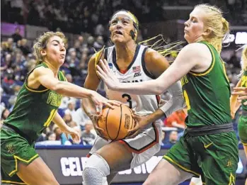  ?? JESSICA HILL AP ?? Uconn’s Aaliyah Edwards (3) drives between Vermont’s Bella Vito (left) and Maria Myklebust on Saturday.
