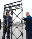  ?? Foto: Uwe Lein, afp ?? Zwei Jahre nach dem Diebstahl ist das Tor zurück in Dachau.