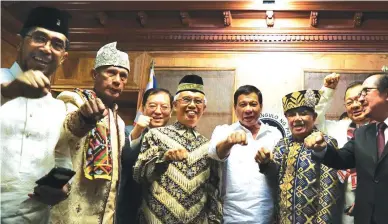  ??  ?? UNITY POSE – President Rodrigo Roa Duterte (middle) does his signature fist bump with a Muslim delegation composed of (from left) Abdaham Idjirani, Sultan Phudalun Kiram II, Dr. Charles Chan, Datu Michael Ong Mastura, Sultan Omar Pax Mangudadat­u,...