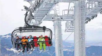  ?? FOTO: MATTHIAS BECKER ?? Bequem, zügig und – bei Bedarf – wettergesc­hützt geht es jetzt mit der neuen Schrattenw­angbahn am Söllereck nach oben. Gebaut wurde sie von Leitner ropeways.