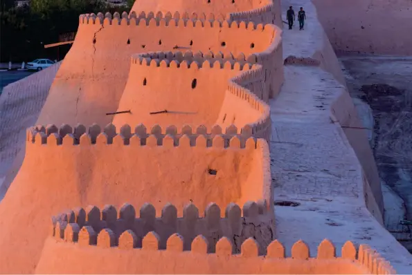  ??  ?? Cidessus : hauts d’une dizaine de mètres, les remparts de brique entourent Itchan Kala, la ville intérieure et historique de Khiva.