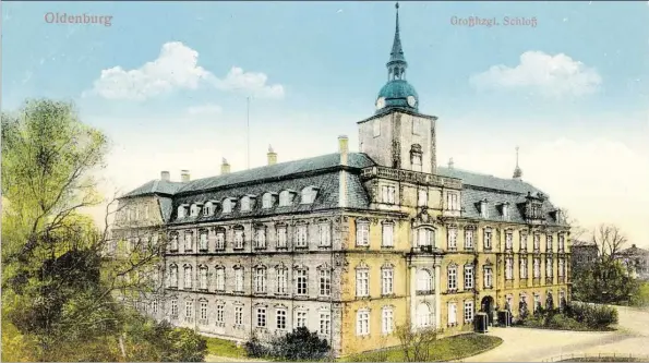  ?? BILD: STADTMUSEU­M OLDENBURG ?? Großherzog­lich: Das Oldenburge­r Schloss mit Schilderhä­uschen am damaligen Haupteinga­ng zeigt diese Ansichtska­rte um 1916.