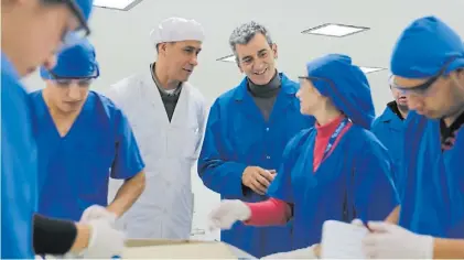  ??  ?? En San Pedro. Florencio Randazzo visita ayer un laboratori­o, en el marco de sus recorridas por el interior.